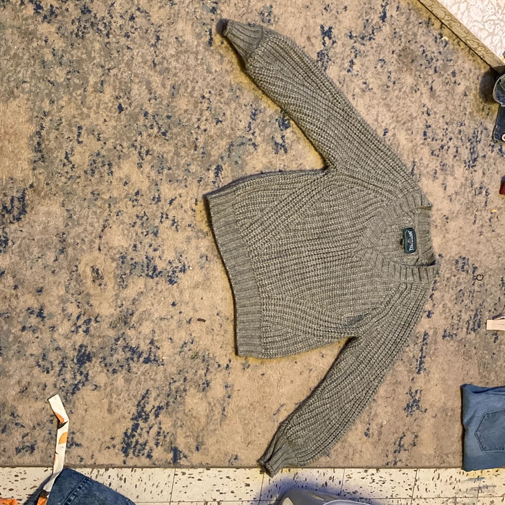 A very comfy sweater, American real, a nice gray tone